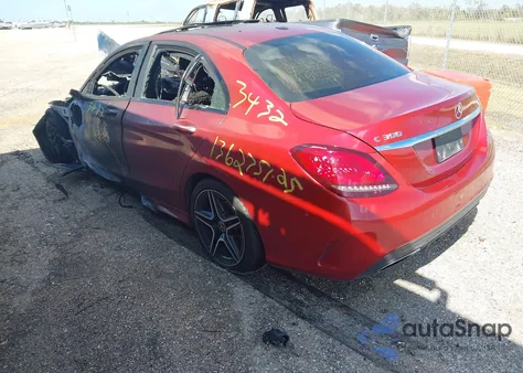 2019 Mercedes-Benz C 300 4Matic z USA, uszkodzony, nr VIN 55SWF8EB2KU303432